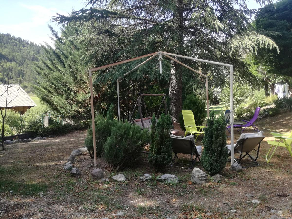 Gites Les Tilleuls Clamensane Exterior foto